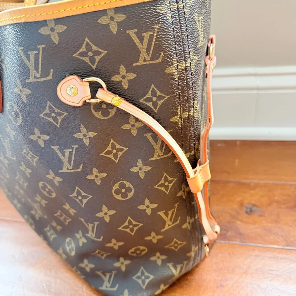 Women’s Tote - Picture 8 of 9